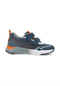 Scarpa sportiva blu navy con tomaia in mesh, dettagli arancioni, due cinturini in velcro e suola in gomma texture. Leggera, forma arrotondata.