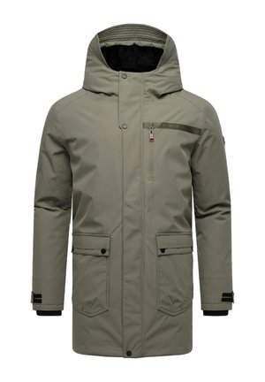 Parka verde oliva con un alto cuello, bolsillo en el pecho con cremallera, dos bolsillos frontales y acentos en los puños de color negro. Presenta una textura de tela suave.
