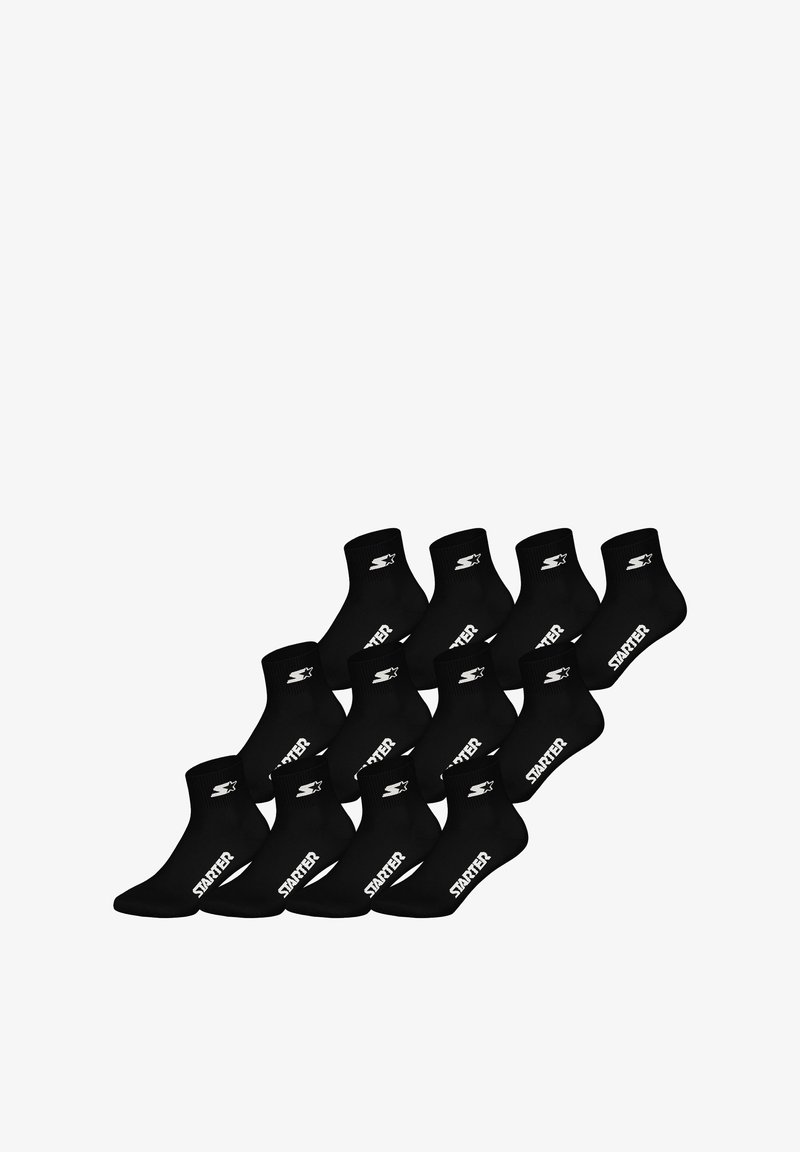 Schwarze Knöchelsocken in versetzter Anordnung, mit einem gerippten Bündchen und dem weißen "Starter"-Logo an der Seite.