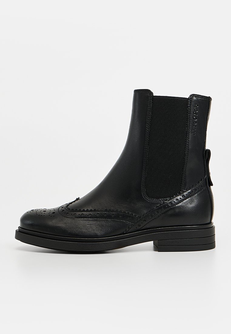 Zwarte leren enkellaarzen met elastische zijkanten, brogue-details op de neus en een lage blokhak. Glad textuur en elegante uitstraling.