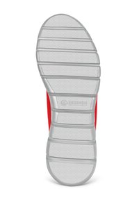 Chaussure de sport rouge avec une semelle en caoutchouc gris flexible, arborant un motif texturé et des rainures horizontales pour l'adhérence. Logo visible sur la semelle.