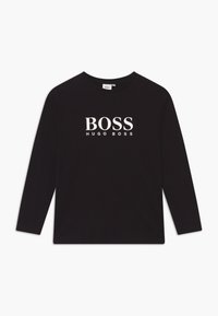 Camisa negra de manga larga hecha de tela suave, con un logo blanco "BOSS" y un texto más pequeño "HUGO BOSS" centrado en la parte frontal.
