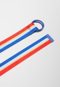 Ceinture en tissu tissé avec des rayures horizontales rouges, bleues et orange. Comprend une boucle bleue et une boucle en plastique à l'extrémité.