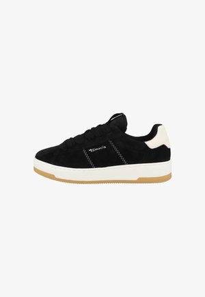 Zwarte suède sneaker met een witte en gumrubberen zool. Kenmerkt zich door contrasterende stiksels en dikke veters. Zijkant met het logo in reliëf op de bovenkant.