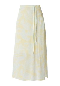 Lysegul omslagsnederdel med diskrete hvide bladmønstre og et tyndt bælte bundet i taljen, knælængde med en let vidde.