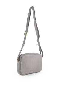 Šedá kožená taška přes rameno s nastavitelným popruhem, obdélníkovým tvarem, hladkou texturou a raženým logem na přední straně.