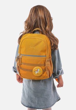 Zaino giallo con due tasche frontali, striscia riflettente, tasca laterale elastica e un distintivo rotondo a forma di unicorno. Progettato con spallacci imbottiti.