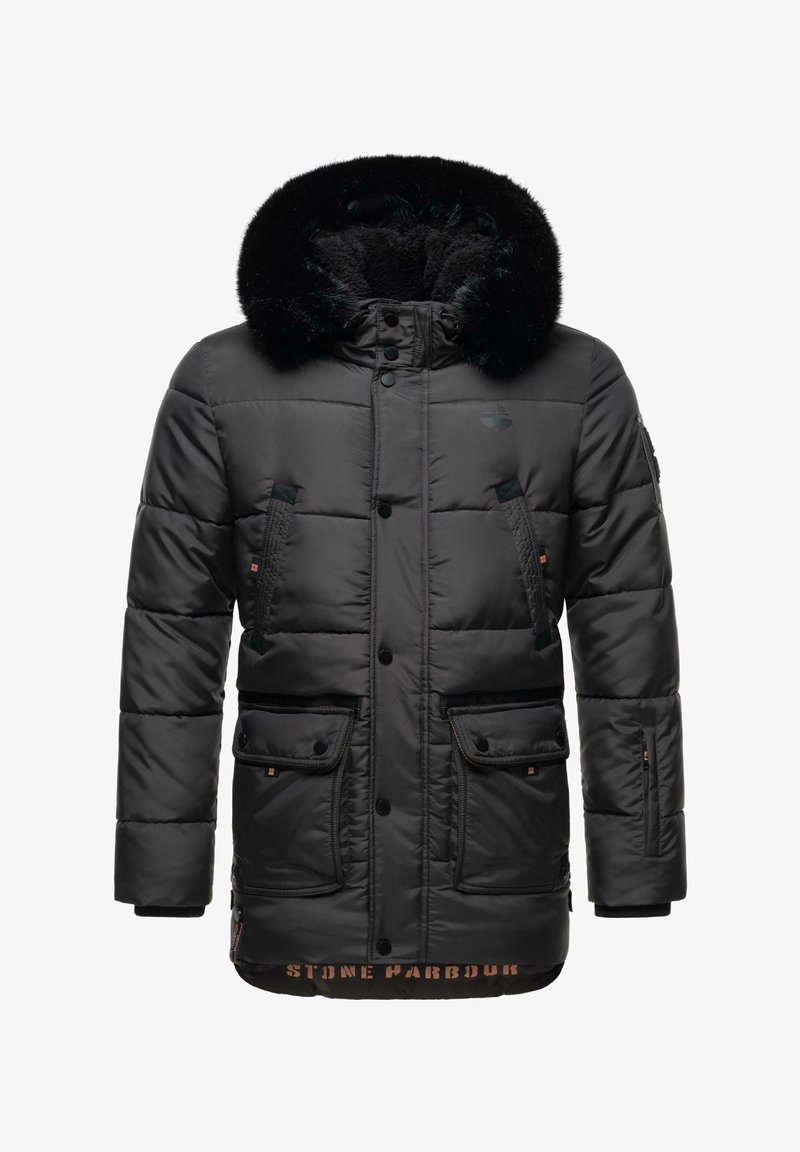 Juodas pūkinis švarkas su kailiniu gobtuvu, su priekiniais mygtukais, dviem šoniniais kišeniais ir logotipu ant krūtinės bei apatinės dalies.