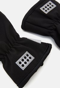 Schwarze wasserdichte Handschuhe mit elastischen Bündchen, einem grauen Logopatch mit perforierten Details und einer glatten, dehnbaren Stoffoberfläche.