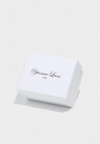 Cutie rectangulară albă din carton, cu un logo script negru "Yvonne Leon PARIS" pe față. Design minimalist.
