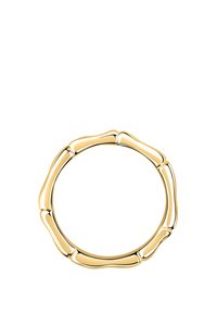 Anello in tono oro con un design simile al bambù, caratterizzato da una superficie liscia e bordi arrotondati, creando una forma circolare continua.
