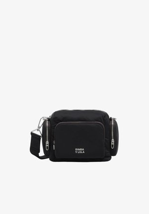 Bolso bandolera negro rectangular con bolsillo frontal con cremallera, dos compartimentos laterales con cremallera, correa ajustable y logo "BIMBA Y LOLA" en el bolsillo delantero.