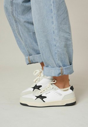 DALLAS - Baskets basses - white/black