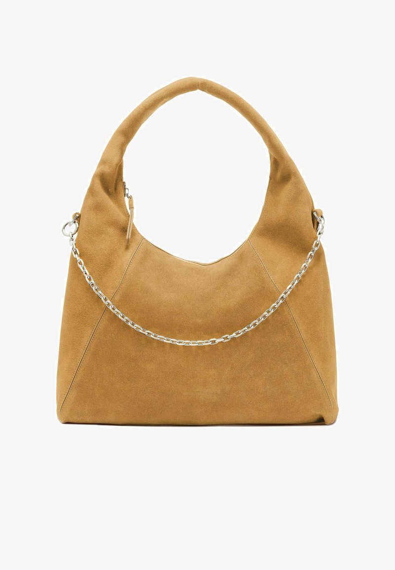 Braune Wildleder-Hobo-Tasche mit einem einzelnen, geschwungenen Griff und einem silbernen Kettenakzent auf der Vorderseite. Verfügt über Nähten und einen Reißverschluss.