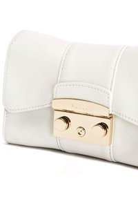 Clutch in pelle bianca con chiusura in metallo dorato e dettagli di cucitura. Gli angoli arrotondati esaltano il suo design strutturato e compatto.