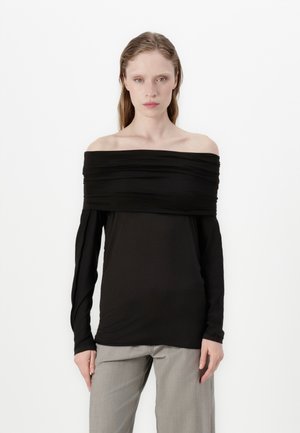 Čierny off-shoulder top s dlhým rukávom, ktorý má na výstrihu zhnutú látku, s hladkou, ľahkou textúrou a priliehavým strihom.