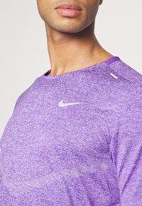 Nike Performance RISE - T-shirt desportiva - action grape heather/silver