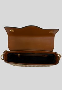 Borsa in pelle marrone con bordo superiore scallopato. L'interno presenta una fodera nera e una tasca con zip, accentuata da hardware dorato.