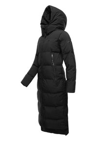 Lange zwarte winterjas met een capuchon, voorzien van horizontaal gestikte segmenten, een volledige rits aan de voorkant en zijzakken met ritsen.