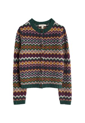 Pletený kardigan s viacfarebným geometrickým vzorom v purpurovej, zelenej, žltej a bielej farbe, so zeleným golierom a drevenými gombíkmi.