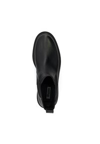 Bottines Chelsea en cuir noir avec bout arrondi, panneaux latéraux élastiques et languette de tirage. Texture lisse avec un minimum de détails de couture.