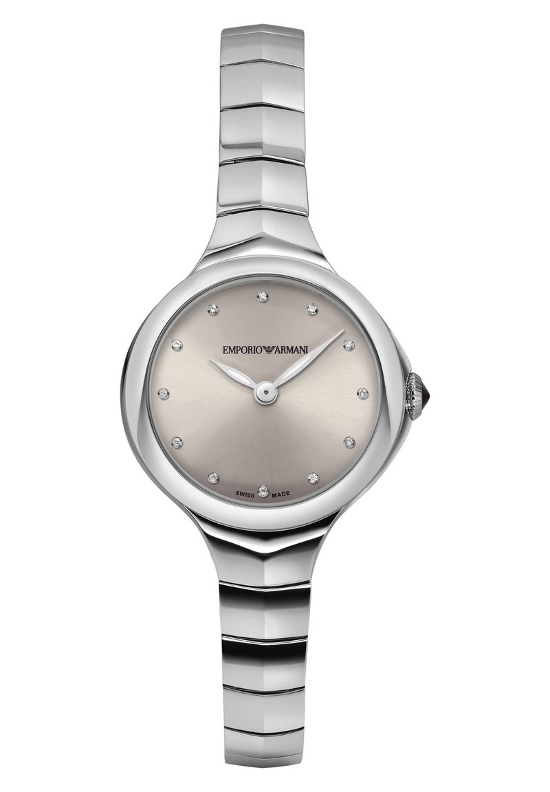 Orologio analogico argento con quadrante rotondo, bracciale metallico, quadrante grigio chiaro e indici delle ore in cristallo. Presenta il logo del marchio e il testo "Swiss Made".