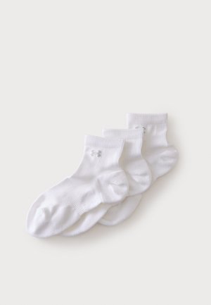 Drie paar witte enkelsokken met een grijs Under Armour-logo gestapeld op een witte achtergrond.