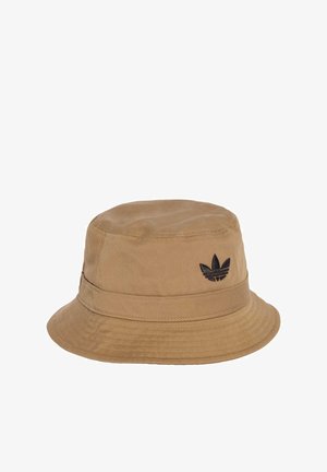 Hnědý bavlněný klobouk typu bucket s širokým lemem a texturovanou tkaninou. Na přední části se nachází černé vyšívané logo.