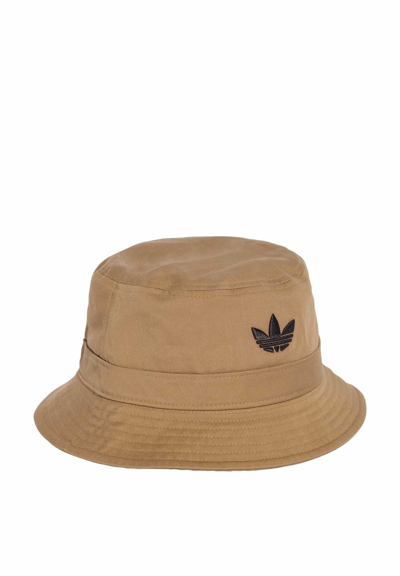 Cappello a secchiello in cotone marrone con una visiera ampia e un tessuto texturizzato. Presenta un logo ricamato nero sul davanti.