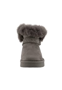 Graue Knöchelstiefel mit einem Pelzbündchen, verziert mit einem Nietenriemen, aus weichem Wildleder und mit einer Gummisohle für Langlebigkeit.