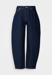 Jeans de mezclilla azul oscuro con un corte relajado, pierna recta, diseño de cinco bolsillos y costuras amarillas contrastantes. Cierre de botón metálico en la cintura.