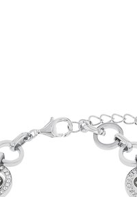 Pulsera de metal plateado que presenta grandes eslabones circulares, un cierre de langosta y un colgante circular rodeado de pequeñas piedras transparentes.