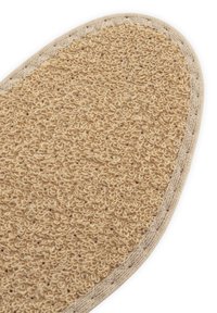Naravna vlaknina preproga z mehko, teksturirano površino, ki ima zanko vzorce v svetlo bež barvi. Obrobljena z šitimi robovi iz blaga.