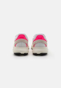 Zapatillas deportivas con parte superior de malla en gris claro y acentos en rosa, suela acolchada, con forma redondeada y soporte en el talón texturizado.