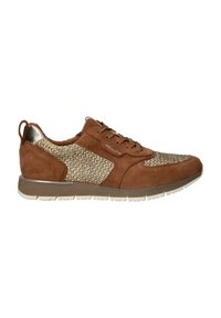 Sneaker in suede marrone con dettagli laterali in rete metallica dorata, punta rotonda e suola in gomma. Presenta lacci piatti e un'etichetta sul tallone.