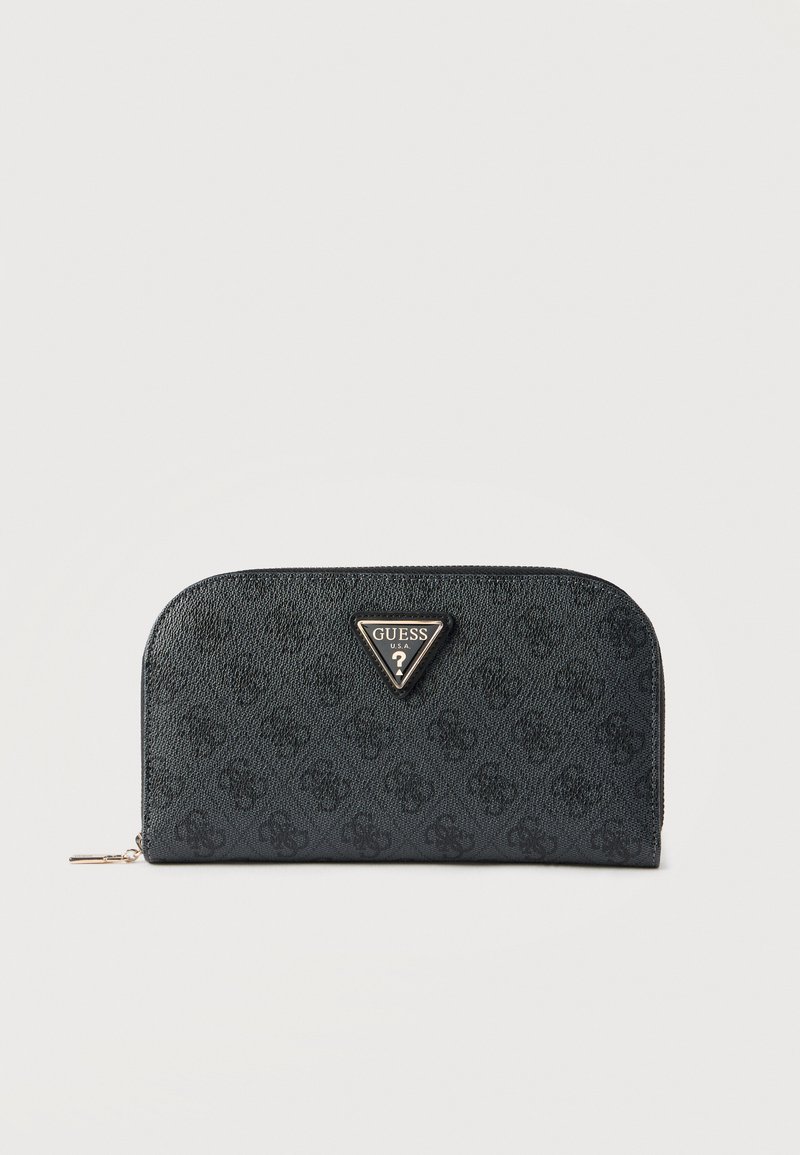 Portefeuille en similicuir noir avec une surface texturée, un logo triangulaire proéminent et une fermeture éclair. Présente des motifs embossés subtils.