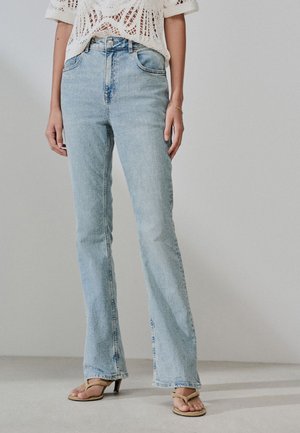 Next, REGULAR FIT - MID RISE AUTHENTIC - Džínsy bootcut - tinted mid blue