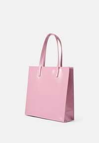 Saco tote rosa brilhante com duas alças longas, de forma retangular, e textura suave. Sem hardware ou padrões visíveis.