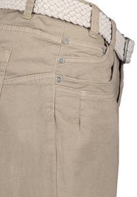 Beige Baumwollhosen mit Fronttaschen, Knopfverschluss und einem strukturierten weißen geflochtenen Gürtel. Glatter Stoff mit minimalen Nähten.