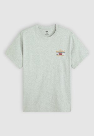Graues Baumwoll-T-Shirt mit kurzen Ärmeln und Rundhalsausschnitt, mit mehrfarbigem Logoprint auf der oberen linken Seite. Glatte Textur.