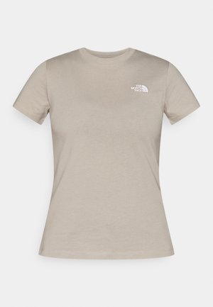 Beige lyhythihainen puuvillainen t-paita. Varustettu pyöreällä kaula-aukolla ja vasemman rinnan valkoisella logolla. Sileä rakenne ja normaalimallinen istuvuus.