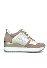 Sneaker in suede beige e metallizzato dorato con sezioni per imbottitura bianca, punta rotonda e tacco a zeppa. Presenta lacci bianchi e suola texture.