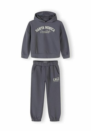 Zestaw ciemnoszarej bluzy z kapturem i spodni z napisem "Santa Monica Dance Studio" na piersi oraz "Cali Dance Style" na nogawce, z elastycznymi mankietami i pasem.
