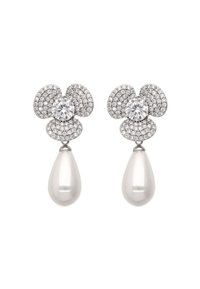 Silberne, blütenförmige Ohrringe mit einem runden Diamantmittelstück und einem tropfenförmigen Perlenanhänger, verziert mit kleineren Diamanten.
