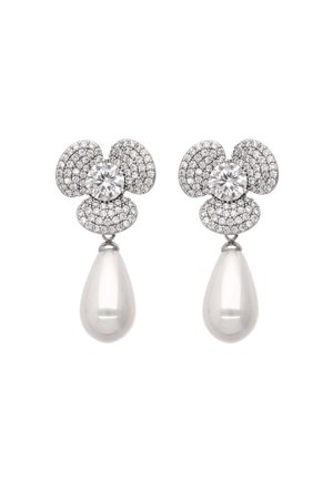 Ezüst virág alakú fülbevalók, egy gömb alakú gyémánt középponttal és egy cseppgyöngy függővel, kisebb gyémántokkal díszítve a felszínen.