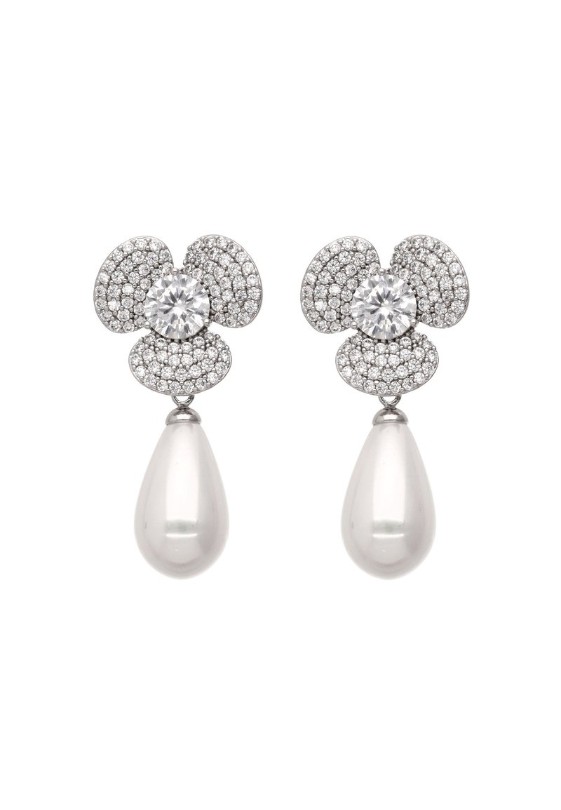 Silberne, blütenförmige Ohrringe mit einem runden Diamantmittelstück und einem tropfenförmigen Perlenanhänger, verziert mit kleineren Diamanten.