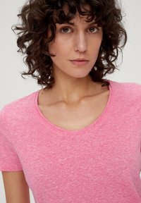 s.Oliver MIT U-AUSSCHNITT - T-shirt basic