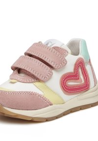 Scarpa con strappo in velluto bianco, rosa e giallo, con un design a forma di cuore in colori sovrapposti e una suola in gomma testurizzata.