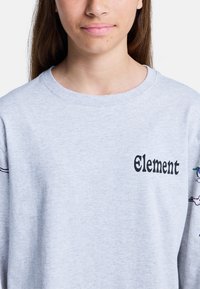 Grijze sweatshirt met de tekst "Element" in zwart, ronde hals, lange mouwen en kleurrijke ontwerpen langs de mouwen. Textuur van de stof is zichtbaar.