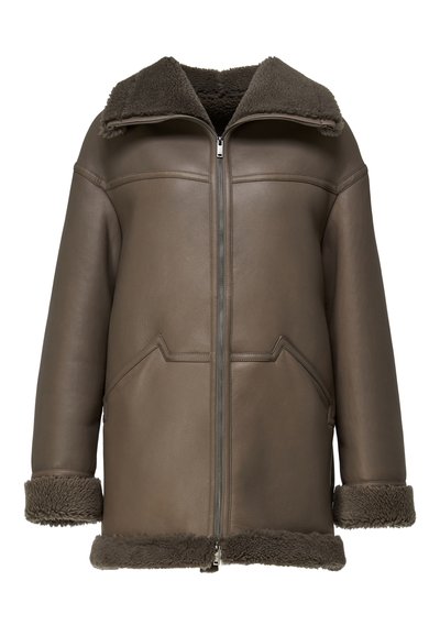 Chaqueta de cuero marrón con cuello de borrego, bolsillos laterales y cierre de cremallera. Presenta un corte cuadrado y un forro mullido.